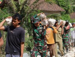 TMMD Blora Dikebut, TNI dan Warga Kompak Angkut Material Demi Percepat Pembangunan Jalan