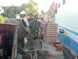 Wujudkan Kemanunggalan TNI-Rakyat, Babinsa Sananwetan Pimpin Gotong Royong Cor Jembatan Garuda