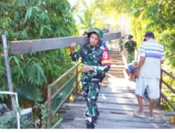 Babinsa Kesongo Angkat Balok Kayu Bersama Warga, Semangat Gotong Royong Warnai TMMD ke-129 Kodim 0813 Bojonegoro