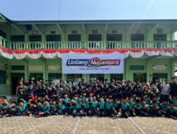 Siswa MI Al Falah Sarirejo Antusias Ikuti Pelatihan Pembuatan Gantungan Kunci dan Eco Print Bersama Mahasiswa KKN Surabaya