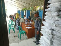 Kades Betet Turun Langsung Kawal Pembagian Beras, 490 Warga Antre Sejak Pagi