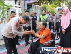 Ojol Tak Bisa Kembali Bekerja Usai Laka, Kapolres Gresik Turun Tangan Beri Kursi Roda dan Modal Usaha
